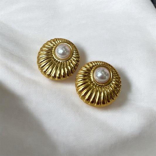 Clasp Pearl Stud Earring